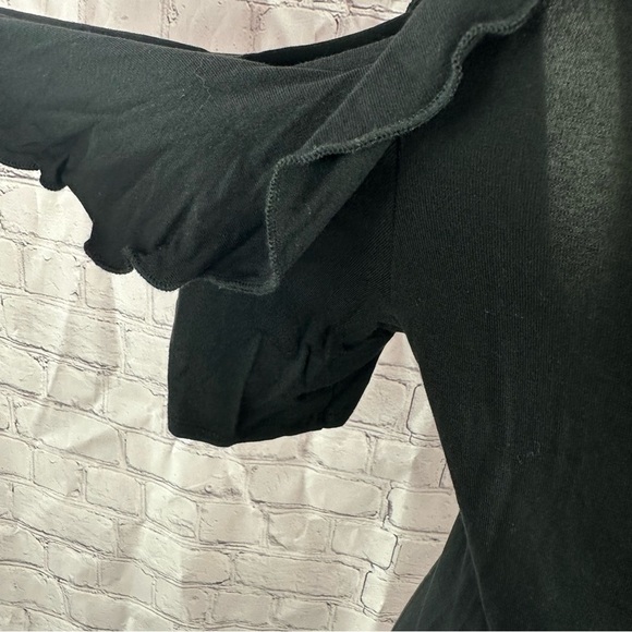 NWT Annabelle boutique ruffle detail Cold shoulder top feminine minimalist sz M - Picture 6 of 8